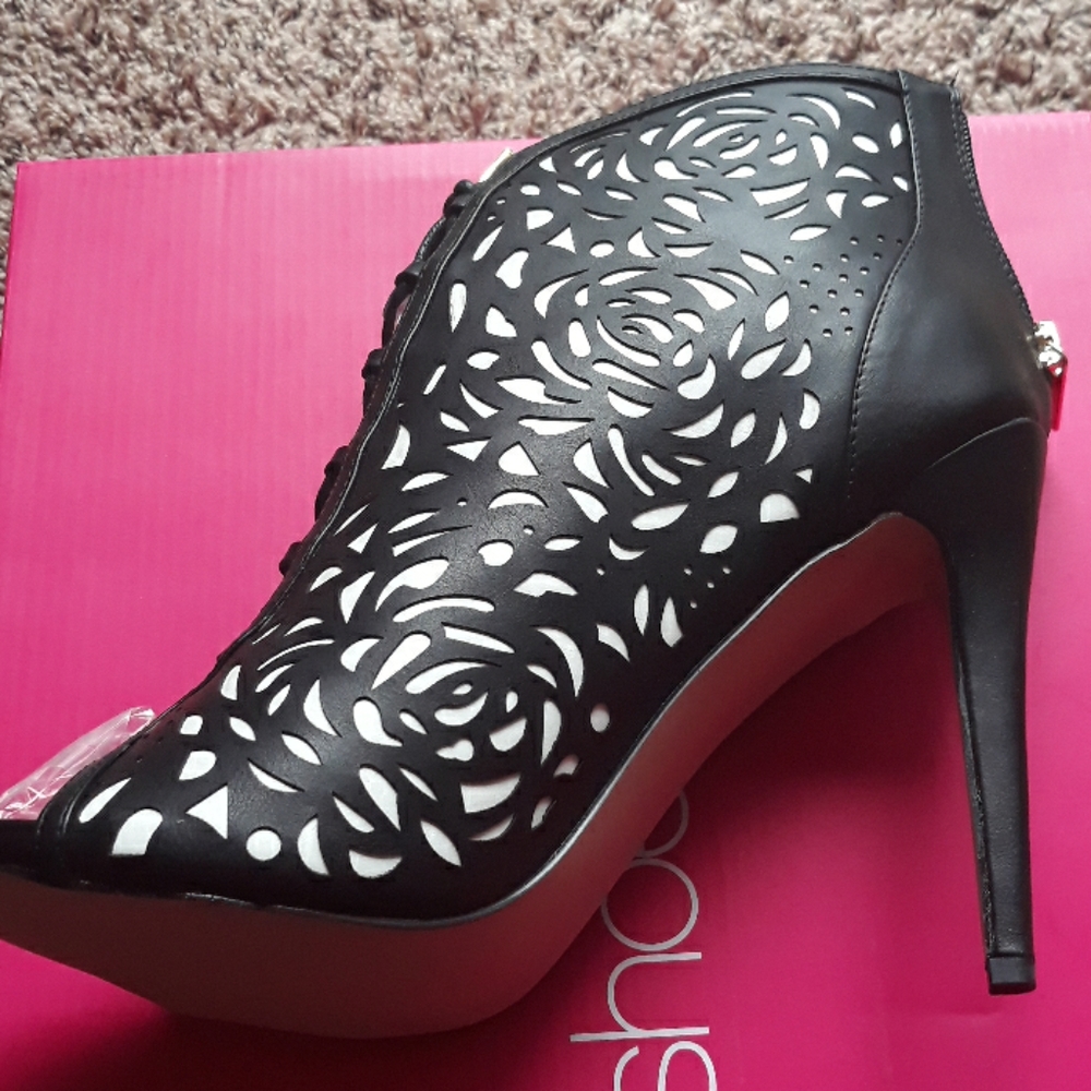 New Make an offer. Must sell today! Size 12 Heels